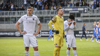 Aleksandr Zhirov, Patrick Drewes und Abu-Bekir El-Zein sind nach dem 1:2 gegen Rostock sichtlich enttäuscht. In Heidenheim muss das Trio mit dem SV Sandhausen unbedingt gewinnen, um nicht in die 3. Liga abzusteigen.