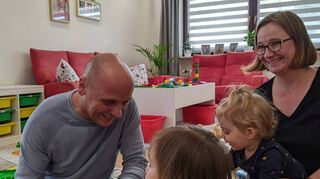 Daniel Born ist bei den Kindern als Spielpartner akzeptiert – Tagesmutter Natascha Schwenzer erzählt von ihrer Arbeit.