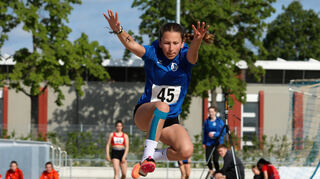 Jule Rehn von der LG Kurpfalz erlebt beim Weitsprung die neue FVB-Leichtathletik-anlage im Sportpark-Süd und ist begeistert.