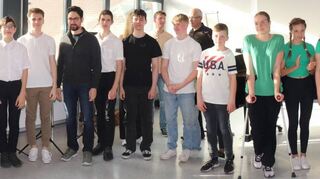 24 junge Musiker aus den Klassen der Musikschule Hockenheim sind zum Auftritt in der Reihe „Junges Podium“ ins Bürgerhaus gekommen.