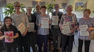 Die Hausfrauengemeinschaft ehrte langejährige Mitglieder. Vorsitzende Ingrid Maldet (v.l.) mit der kleinen Glücksfee Efthymia, Margarete Askani, Rita Metz, Brigitte Krause, Ursula Arnold, Edith Beck und Heidemarie Stieber.