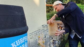 Eisbock selbstgemacht - Max Spielmann zeigt, wie das funktioniert. Er hat hierfür einen Welde Ur-Weizen in ein größeres Gefäß umgefüllt (Empfehlung für zu Hause: Pet-Flasche nehmen und nur zu 2/3 füllen) und dann in den Gefrierschrank gestellt, bis die Flüssigkeit gefroren ist. Dann das Gefäß rausnehmen und auf ein anderes umstülpen, sodass die Essenz rauströpfeln kann. Wenn der Tauprozess startet, dann die Gefäße wieder treffen. Die Essenz - den Eisbock - hat zirka 25 Volumenprozent. Prost.
