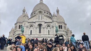 Paris als Austausch-Höhepunkt: kurze Verschnaufpause für die Schüler nach dem Aufstieg zur Sacré Coeur.