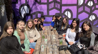 Die Schüler genießen gemeinsam alkoholfreie Cocktails auf dem Ausflug in Orléans.