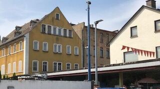 Ein Blick auf das betroffene Gebäude (links).