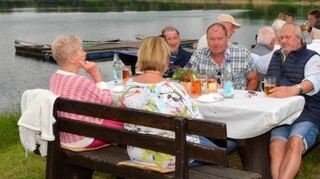 Bei milden Temperaturen und zur Abwechslung einmal ganz ohne Regen feiern die Besucher das ASV-Jubiläum am See.