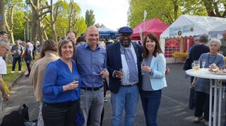 Auch französische Gäste werden beim Maifest begrüßt: Amélie Naham (v. l.), Bürgermeister Timo Wangler, sein französischer Amtskollege aus Trélazé Lamine Naham und Katja Wangler.