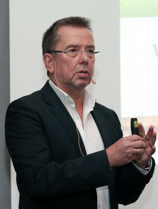 Hockenheim, kleiner Saal der Stadthalle, Vortrag von Dr. Mario Ludwig "Sex, Drugs and Crime - Tiere sind auch nur Menschen"