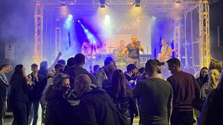 Die Band „Twisted Spoons“ erfreut das Maifest-Publikum am Freitagabend mit rockigen Coversongs und Eigenkreationen.