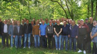 Die Privatmannschaft „Grasshoppers“ Oftersheim feiert in diesen Tagen ihr 50-jähriges Bestehen. Bei der Hauptversammlung in der „Gartenoase“ des Gartenbauvereins wurde der kürzlich verstorbene Vorsitzende Rüdiger „Radi“ Hertlein einstimmig zum Ehrenmitglied ernannt. Hartmut Kurz (r.) und Heinz Umhey (2. v. r.) sind die beiden einzigen verbliebenen Gründungsmitglieder des Vereins.