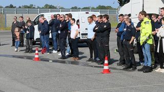 Konzentriert verfolgen die zahlreichen Beteiligten die Vorführungen und Erläuterungen bei der Übung auf dem Hockenheimring.