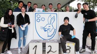 Am Jugendplatz ist jetzt der Reilinger Hase zu sehen: Bürgermeister Stefan Weisbrod (hinten 2. v. l.) und Marco Billmeier (hinten 4. v. r.) freuen sich mit den Schülern.