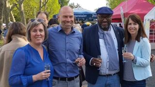 In aller Freundschaft: Amélie Naham (v. l.), Timo Wangler, sein französischer Amtskollege Lamine Naham und Katja Wangler auf dem Maifest.