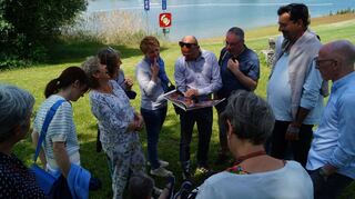 Ein locker-leichter deutsch-französischer Spaziergang durch Ketsch vom Marktplatz über die „Alla hopp!“-Anlage und die Altrheinbrücke endet an der Hohwiese, wo erzählt, Alben angeschaut und viel gelacht wird.