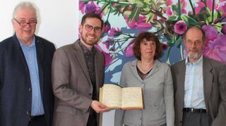 Dr. Peter Dolland (r.) und seine Frau übergeben im Beisein vieler Gäste die Familienchronik der Hofmusikerfamilie Ziwny, direkte Vorfahren von ihnen, an Museumsleiter, Lars Maurer. Vermittelt hatte dies Dr. Rüdiger Thomsen-Fürst (l.) vom Forschungszentrum Hof – Musik – Stadt. Hornmusik gibt’s obendrauf.