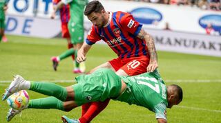 Ein symptomatisches Bild: Sandhausen am Boden – Heidenheim obenauf. Hier kämpfen Tim Kleindienst (hinten) und Erik Zenga um den Ball.