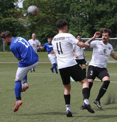 Gleich zwei Ketscher Spieler – Nick Bauer (M.) und Jochen Metz (r.) – stellen sich hier dem gegnerischen Angreifer Cono De Paola (l.) in den Weg. Da hilft nichts – am Ende verliert Ketsch II mit 0:4.