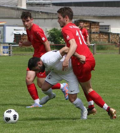 Schwetzingens Serkan Cukurova (M) wird von den Altlußheimern Nicolas Arnold (r.) und Christrian Kast (l.) bedrängt. Das Spiel endete 1:1 (wir berichteten am Montag).
