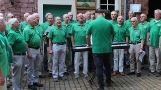 Der Sängerbund Liederkranz erfreut mit traditionellen und modernen Weisen.