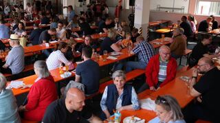 Enorm viele Besucher nutzen die Tage der offenen Tür, um es sich im Feuerwehrgerätehaus am Schrankenbuckel gutgehen zu lassen. So herrscht eine fröhliche Festatmosphäre bei süßen und deftigen Leckereien.