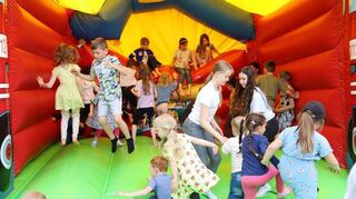 So richtig austoben können sich die jungen Besucher in der Hüpfburg – die ist natürlich im Feuerwehrdesign gestaltet.