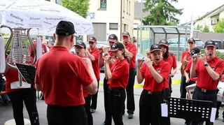 Der Spielmannszug der Freiwilligen Feuerwehr sorgt mit seinem Melodienmix von Märschen bis zu Rocksongs für Begeisterung.