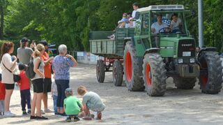 Besser als auf einem Karussell: Hier warten Besucher auf den begehrten Platz auf dem Traktor für eine Rundfahrt.