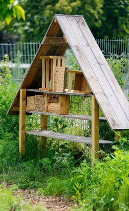 Noch ist das Insektenhotel nicht ganz vollendet.