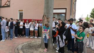Bei der Stolperschwellenverlegung zum Gedenken an die jüdische Großfamilie Hockenheimer finden sich vor der katholischen Kirche St. Georg etliche Gäste ein.