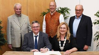 Klaus Preuß (v. l.), Thomas Hübler und Dietmar Fischer dürfen sich im Beisein von Patricia Rebmann und Trudbert Orth ins Goldene Buch eintragen.