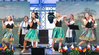 Eine erstklassige italienische Tanzgruppe aus Argenta begeistert bei der 1250-Jahr-Feier die Gäste.