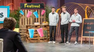 Raul Seidenfuss, Frederic Redmann und der Oftersheimer Felix Kruse (v.l.) präsentieren in der Vox-Gründersendung „Höhle der Löwen“ mit „frats“ einen kühlenden Getränkebecher – und bekommen den Deal.