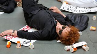 Mit der von ihr gegründeten Organisation P.A.I.N. kämpft die Künstlerin und Aktivistin Nan Goldin gegen den Arzneimittelriesen Purdue.
