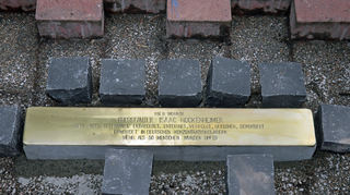 An der Katholischen Kirche in Hockenheim ist im Gedenken an die Opfer der Nationalsozialisten eine Stolperschwelle in den Boden eingelassen worden.