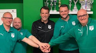 Christian Thome (M.) freut sich auf seine neue Aufgabe bei der SG Oftersheim. Uli Weber (v. l.), Dimi Chrisafis, Yannick Brauch und Vorsitzender André Stajcar begrüßen ihn.