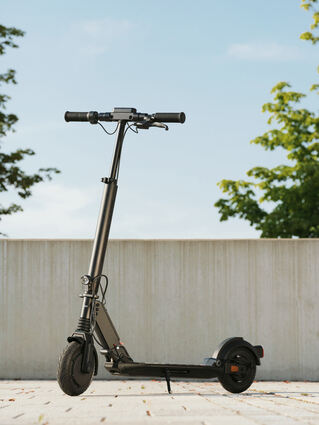 mid Groß-Gerau - Für die Mobilität auf der sogenannten "letzten Meile" kommt mit dem Mercedes-AMG E-Scooter jetzt eine emissionsfreie Lösung auf den Markt.