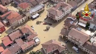 Der Feuerwehrhubschrauber fliegt über den überfluteten Stadtteil in der Provinz Ravenna. Wegen der teils dramatischen Über-schwemmungen gilt in der italienischen Region Emilia-Romagna die höchste Alarmstufe rot.