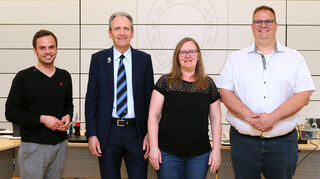 Nachdem der neue Bürgermeister von Epfenbach, Pascal Wasow (v. l.), von seinem Brühler Amtskollegen Dr. Ralf Göck aus dem Gemeinderat verabschiedet worden ist, rücken die SPD-Mitglieder Kirsten Rempp und Steven Smith am Ratstisch nach.