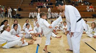 Viele Kinder werden in Plankstadt ehrenamtlich betreut – wie hier die Karateka der TSG Eintracht in der Mehrzweckhalle. Dafür sollen Vereine zukünftig deutlich mehr Geld von der Gemeinde bekommen.