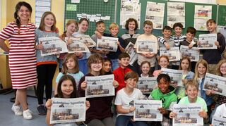 Lesen derzeit täglich die Hockenheimer Tageszeitung: die Schüler der 4 c und der 4 b mit Lehrerin Selcan Genc (l.).