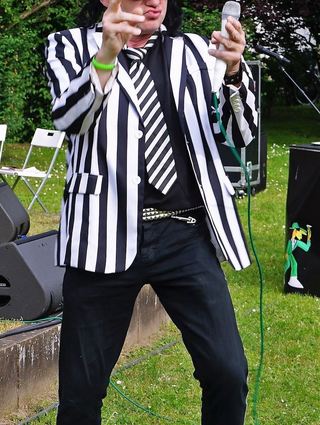Kaum zu unterscheiden: Pit Goss mimt den echten Udo Lindenberg beim Auftakt zu „Musik im Park“.