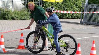 Beim ADAC-Fahrradturnier des MSC Oftersheim an der Friedrich-Ebert-Schule müssen die Kinder im Ziel noch den Bremstest absolvieren.