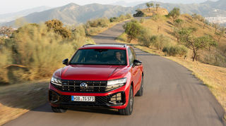 mid Groß-Gerau - Die komplette Einheit aus Kühlergrill, Scheinwerfern und Frontschürze des gelifteten Touareg ist neu gestaltet.