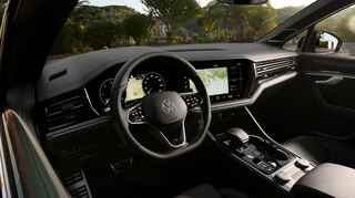 mid Groß-Gerau - Zur Serienausstattung des neuen Touareg gehört nun auch das "Innovision Cockpit", das das "Digital Cockpit" und das Highend-Infotainmentsystem "Discover Pro Max" umfasst.