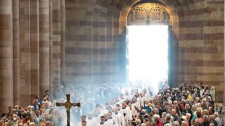 Feierlicher Einzug in den Speyerer Dom zum Pfingstfest 2022. Das Licht flutet ins Kirchenschiff.
