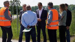Dr. Andre Baumann setzt sich in Altlußheim für eine sichere Querung der B39 auf dem Radweg von der Salierbrücke nach Hockenheim ein.