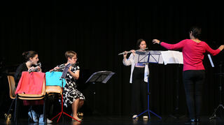 Lilja Nafe (Bassquerflöte, v. l.), Michaela Günther-Lange (Altquerflöte), Linea Nafe (Querflöte), Mariana Chacin Benitez (Leitung) und Naomi Recker (Quer-/Piccoloflöte) in Aktion.