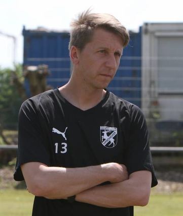 In Hirschacker geht der Blick von Trainer Timo Becker abwärts: In Neckarau muss der FC gewinnen, um die Liga zu halten.