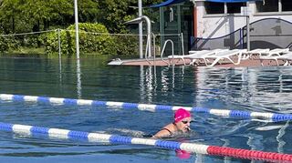 Der frühe Schwimm fängt die ganze Bahn – bei 20 Grad kühlem Nass schwimmt Ilse Schacherer 1500 Meter und hat am Eröffnungstag das Sportbecken zunächst für sich alleine.