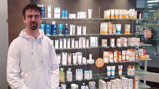 Der Kundenbereich der Mozart-Apotheke, in dem Inhaber Dr. Tobias Ober hier steht, wurde 2020 umgebaut.